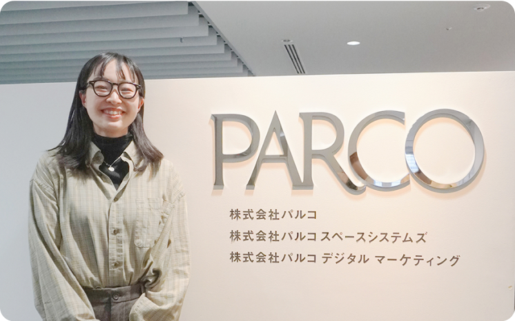 女性社員の写真